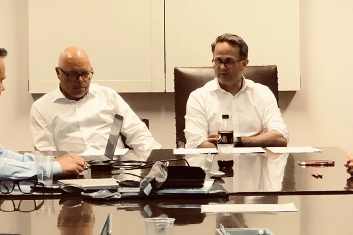 2221A60A-A500-4B20-8B22-1BEC9585B652_1_201_a